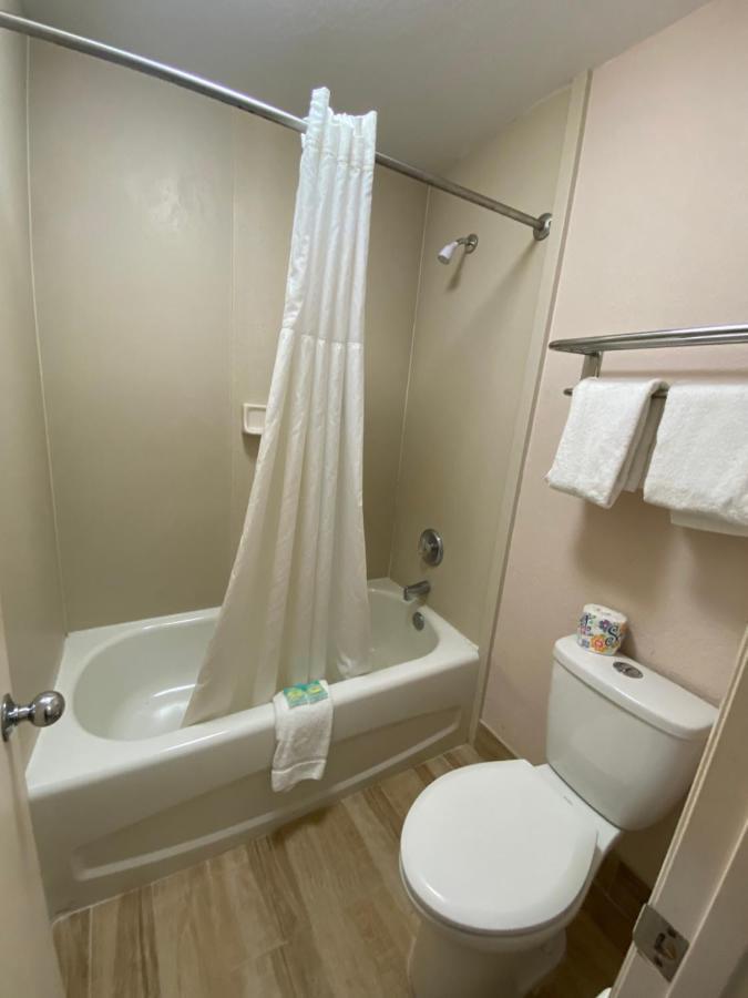 Regency Inn Fern Park Bagian luar foto