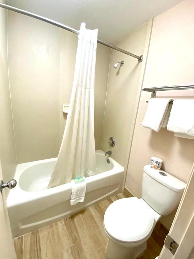 Regency Inn Fern Park Bagian luar foto