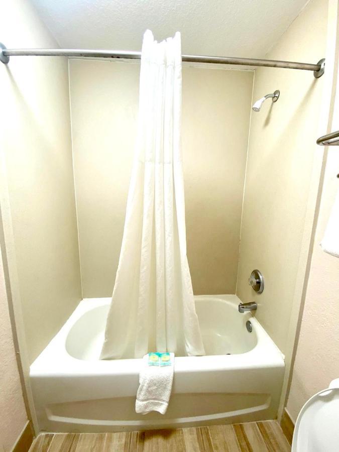 Regency Inn Fern Park Bagian luar foto
