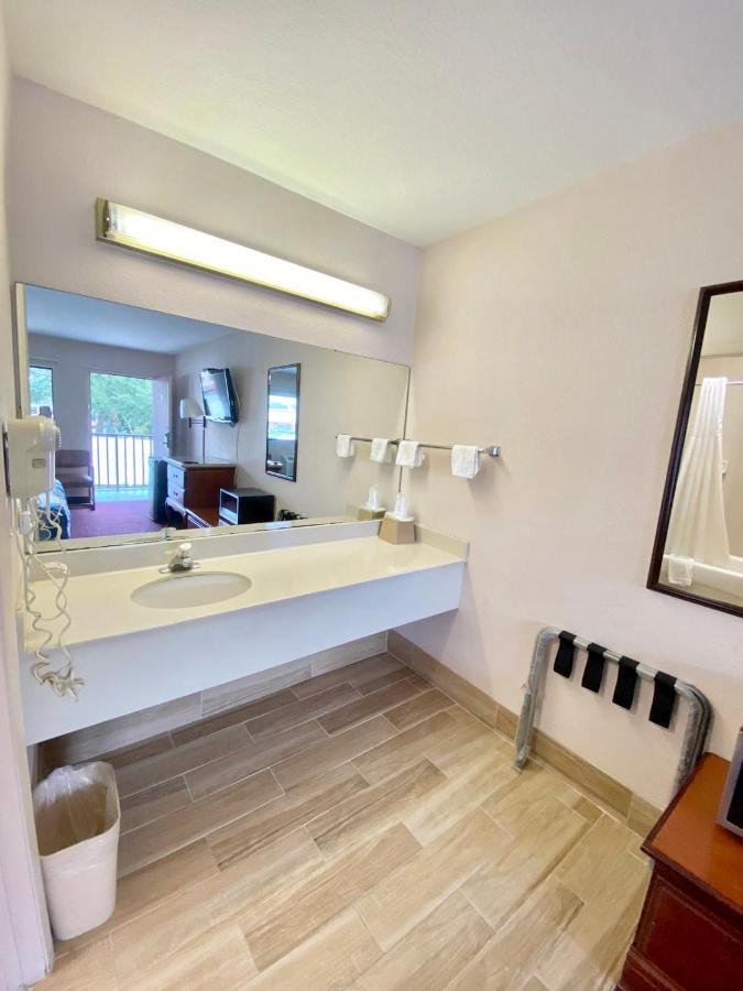 Regency Inn Fern Park Bagian luar foto