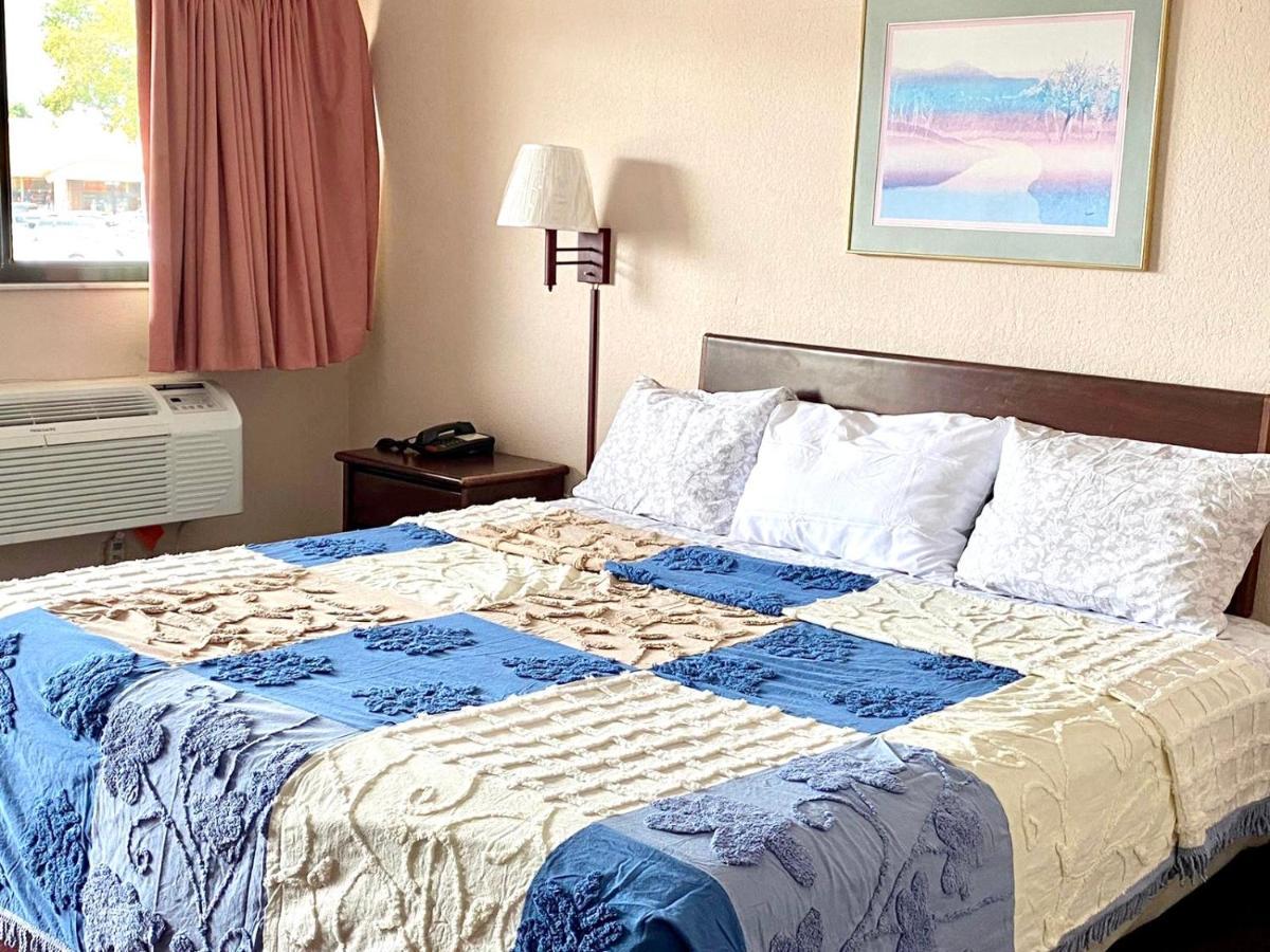 Regency Inn Fern Park Bagian luar foto